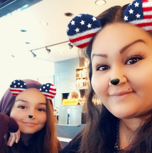 Meet your Poshers, Lena & Ale - Picture 2 of 4